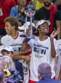 Hráčky Washingtonu Mystics s trofejí pro šampionky WNBA