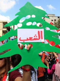 Symbolem protestů se stala podobizna zeleného cedru libanonského.