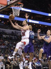 Český basketbalista Tomáš Satoranský ze Chicaga Bulls