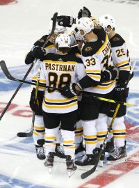 David Pastrňák se spoluhráči Boston Bruins oslavují při zápasu proti New York Rangers