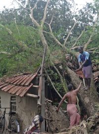 Cyklon Bulbul si v Indii a Bangladéši vyžádal nejméně 14 obětí.