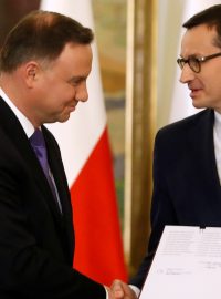 Polský prezident Duda (vlevo) jmenoval Mateusze Morawieckého premiérem