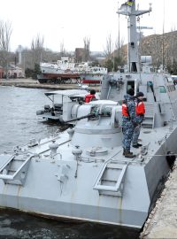 Ukrajinští námořníci u Nikopolu, jedné z lodí, kterou Moskva vrátila Kyjevu