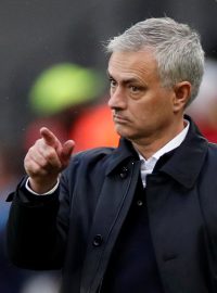 Jose Mourinho při své premiéře na lavičce Tottenhamu