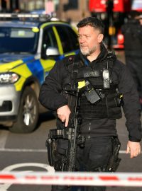 Policista po incidentu na London Bridge.