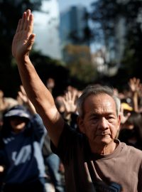 Několik stovek středoškoláků a penzistů uspořádalo společný pokojný protest v centru Hongkongu