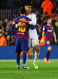 Lionel Messi se objímá s Casemirem