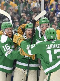 Slovenský obránce Andrej Sekera v dresu Dallas Stars slaví gól