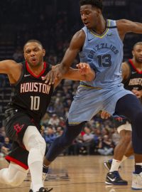 Eric Gordon z Houstonu Rockets se snaží projít přes Jarena Jacksona Jr. z Memphisu