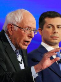 Bývalý viceprezident Joe Biden (vlevo) a někdejší starosta ze státu Indiana Pete Buttigieg (vpravo) poslouchají senátora Bernieho Sanderse během poslední debaty demokratů před primárkami