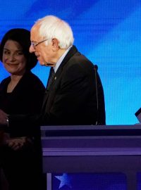 Demokratičtí prezidentští kandidáti Elizabeth Warrenová (vlevo), Bernie Sanders, Amy Klobucharová a Tom Steyer.