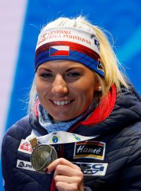 Biatlonistka Lucie Charvátová se svou bronzovou medailí ze sprintu na mistrovství světa.