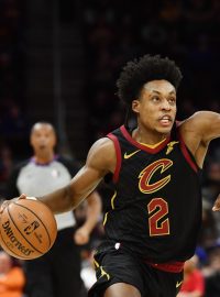 Collin Sexton z Clevalandu v souboji s Glennem Robinsonem z Philadelphie