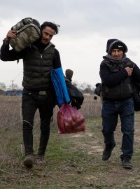 Běženci mířící k hraničnímu přechodu Pazarkule-Kastanies na hranici Turecka s Řeckem nedaleko tureckého města Edirne