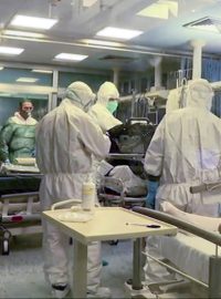Intenzivní péče s pacienty nakaženými koronavirem v italské Cremoně