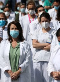 Zaměstnanci z nemocnice La Paz drží minutu ticha za hlavního chirurga nemocnice, který zemřel na koroavirus.