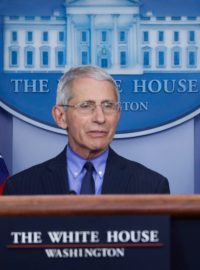 Hlavní imunolog americké vlády Anthony Fauci a prezident Donald Trump