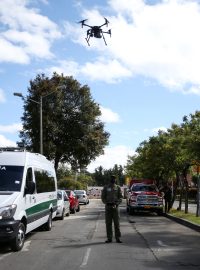 Policejní dron kontroluje obyvatele Bogoty, zda dodržují vládní nařízení