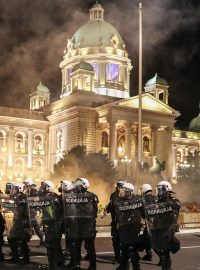 Protesty v Bělehradu před budovou Národního shromáždění.