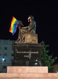 Vlajku LGBT držel také Mikuláš Koperník