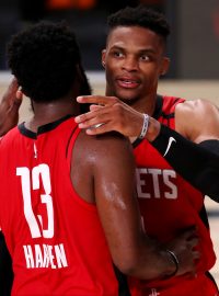 Basketbalisté Houstonu Rockets James Harden a Russell Westbrook