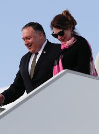 Americký ministr zahraničí Mike Pompeo se ženou Susan po příletu do Prahy