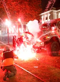 Ve městě Kenosha ve státě Wisconsin se už třetí noc protestovalo kvůli zranění černocha Jacoba Blakea policií