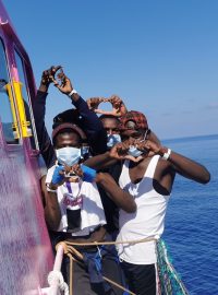 Posádka lodi ve čtvrtek v centrální části Středozemního moře zachránila 89 lidí, včetně 14 žen a dětí