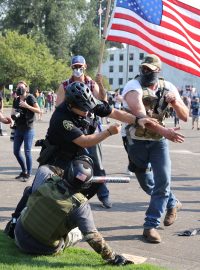 V Salemu, který je hlavním městem amerického státu Oregon, se střetli podporovatelé prezidenta Donalda Trumpa s demonstranty proti rasismu