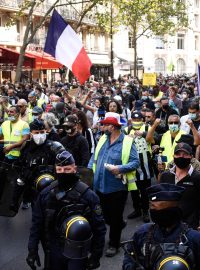 V Paříži opět demonstrovalo hnutí žlutých vest.