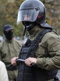 Zasahující policista při demonstraci seniorů v Minsku.