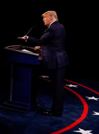 Bývalý viceprezident Joe Biden a prezident Donald Trump během předvolební debaty v Nashvillu ve státě Tennessee (foto z 22. října 2020)