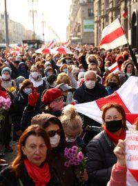 Celonárodní stávku v Bělorusku doprovázejí i společné pochody studentů a seniorů