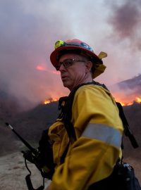 S ohněm, který se šíří kvůli suchu a silnému větru, bojuje zhruba 500 kalifornských hasičů. Hasí ze země i ze vzduchu, požáry se jim ale zatím nepodařilo dostat pod kontrolu.