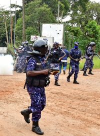 Ugandská policie zasahuje proti demonstrantům v regionu Luuka na východě země.