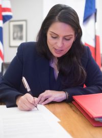 Britská ministryně vnitra Priti Patelová podepisuje britsko-francouzskou dohodu o migraci