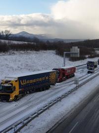 Na 82. kilometru dálnice D8 mezi Ústím nad Labem a Německem už uvízly kamiony.