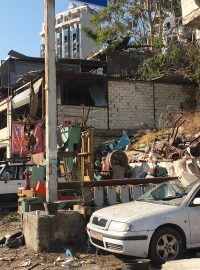 Zničené domy a auta. Ulice Bejrútu jsou v troskách.