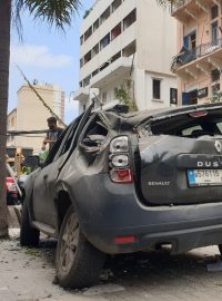 Ulice Bejrútu jsou poničené výbuchem.