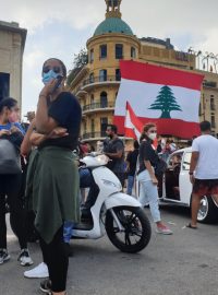 „Měsíce protestujeme a už jsme ztratili naději. Nemáme peníze, nemáme chleba, já mám dva magisterské tituly, a k čemu mi to je?“ říká James, který v Bejrútu žije