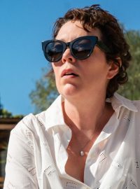 Olivia Colmanová ve filmu Temná dcera