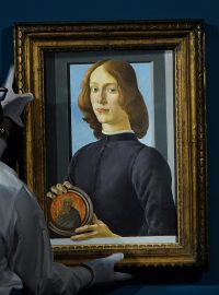 Portrét mladého muže držícího medailon od Sandra Botticelliho.