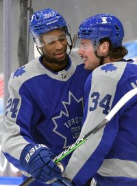 Hokejisté Toronta Wayne Simmonds (vlevo) a Auston Matthews se v retro dresech radují z gólu Vancouveru