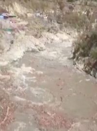 Víc než 100 lidí se pohřešuje po bleskových záplavách na severu Indie. Vysoká vlna valící se horským údolím smetla řadu domů i rozestavěnou přehradu a vodní elektrárnu. Na místě zasahují stovky záchranářů.