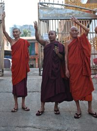 Mniši během protestů proti puči v Barmě. Symbolem vzdoru jsou tři zdvižené prsty, tedy gesto známé z americké série Hunger Games (8.2.2021)
