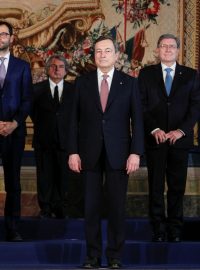 Nový italský premiér Mario Draghi (vpravo) s prezidentem Sergiem Mattarellou (vlevo)