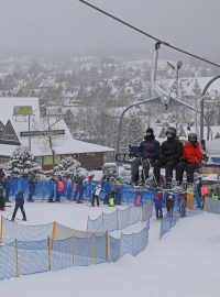 Lyžaři a turisté zaplnili polské středisko Zakopané v Tatrách.