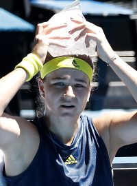 Karolína Muchová se osvěžuje ve velkém vedru během čtvrtfinále Australian Open