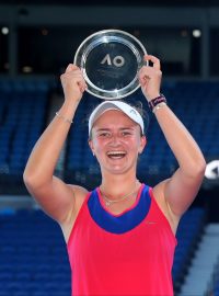 Barbora Krejčíková a Kateřina Siniaková s trofejemi za finále na Australian Open