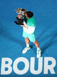 Novak Djoković s trofejí pro vítěze Australian Open.